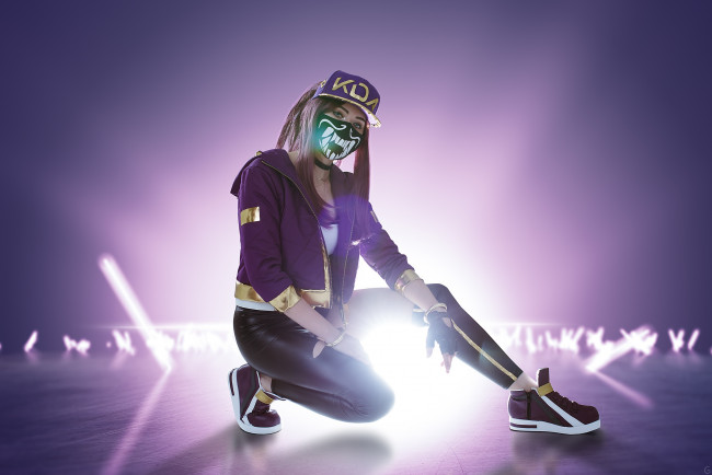 Обои картинки фото девушки, - креатив,  косплей, kda, костюм, свет, кепка, alexandra, railey