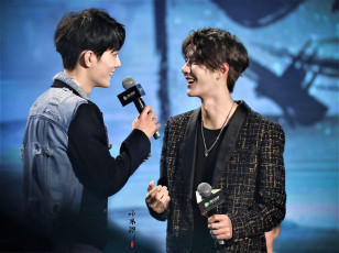 Картинка разное знаменитости ван ибо сяо чжань микрофоны сцена