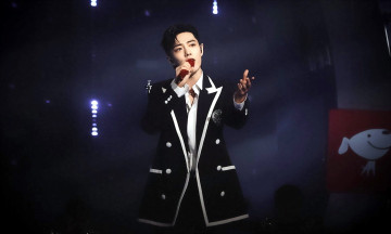 Картинка мужчины xiao+zhan актер певец пиджак микрофон