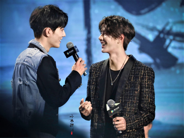 Обои картинки фото разное, знаменитости, ван, ибо, сяо, чжань, микрофоны, сцена