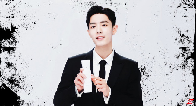 Обои картинки фото мужчины, xiao zhan, актер, костюм, бутылка