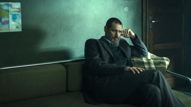 Обои картинки фото кино фильмы, dark crimes, мужчина, борода, диван, плед, дверь, карта
