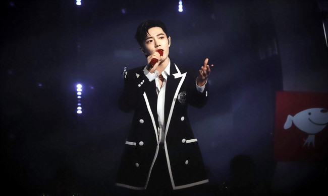 Обои картинки фото мужчины, xiao zhan, актер, певец, пиджак, микрофон