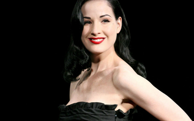 Обои картинки фото девушки, dita von teese, брюнетка, улыбка