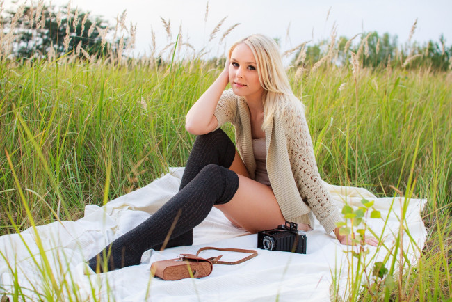 Обои картинки фото девушки, - блондинки,  светловолосые, блондинка, природа, фотоаппарат, ретро, модель, чулки, лето, трава
