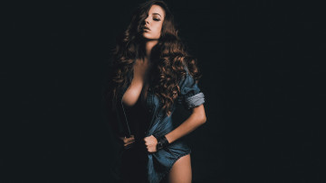 Картинка девушки shelby+chesnes локоны бюст