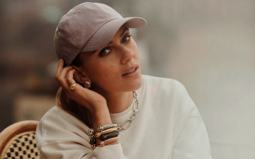 Картинка девушки scarlett+johansson кепка кольцо