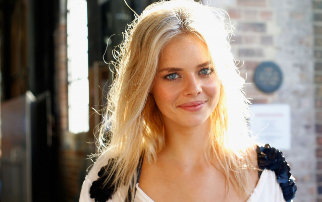 Обои картинки фото девушки, samara weaving, улыбка