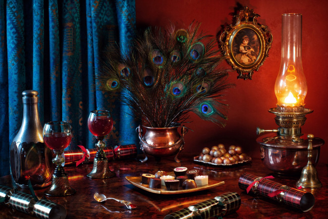 Обои картинки фото еда, натюрморт, лампа, конфеты, вино, бокалы, перья