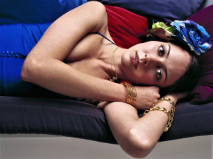 Картинка девушки amy+acker брюнетка диван