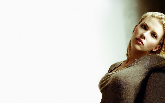 Обои картинки фото девушки, scarlett johansson, блондинка, свитер