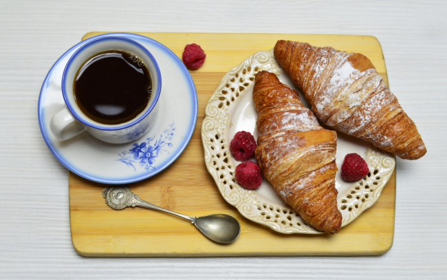 Обои картинки фото еда, кофе,  кофейные зёрна, круассаны, малина
