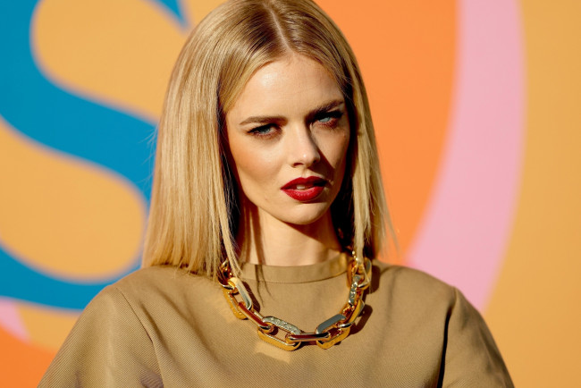 Обои картинки фото девушки, samara weaving, блондинка, лицо, цепь