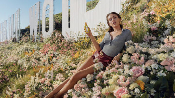 обоя miley cyrus gucci flora campaign 2024, музыка, miley cyrus, gucci, flora, campaign, 2024, майли, сайрус, певица, автор, песен, актриса, рeкламная, кампания