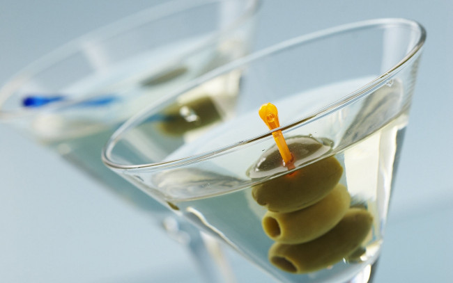 Обои картинки фото еда, напитки, оливки, коктейль, бокалы