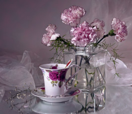 Картинка цветы гвоздики банка чашка натюрморт