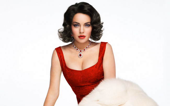 Обои картинки фото liz, and, dick, кино, фильмы, lindsay, lohan, мех, колье, серьги
