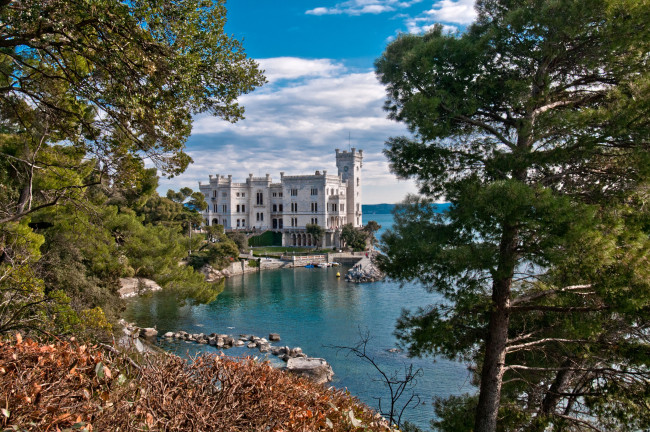 Обои картинки фото глубока, над, влтавой, Чехия, города, дворцы, замки, крепости, вода, деревья, башни