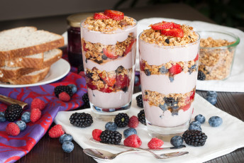 Картинка еда мороженое десерты овсяные хлопья йогурт ягоды стаканы