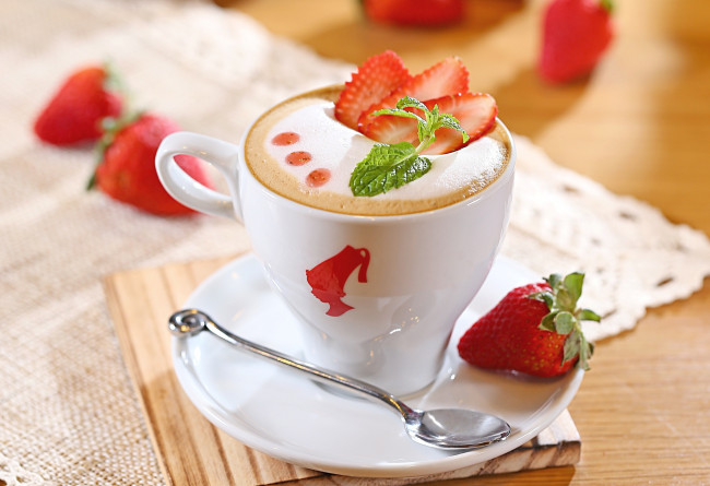 Обои картинки фото еда, кофе, кофейные, зёрна, пена, капучино, напиток, молоко, клубника, ягоды, чашка, блюдце, ложка