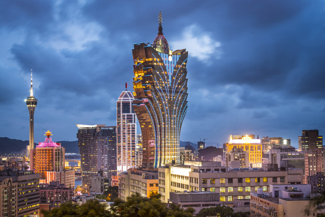 Обои картинки фото macau,  china, города, макао , китай, здания, небоскрёб, отель, grand, lisboa, hotel, панорама, макао, china, ночной, город