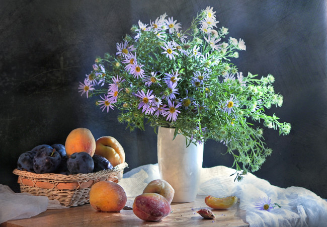 Обои картинки фото еда, персики,  сливы,  абрикосы, сливы, астры, абрикос