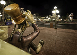 Картинка города диснейленд greg stevenson photographer photo парк развлечений disneyland гуффи шляпа цилиндр улица фонари