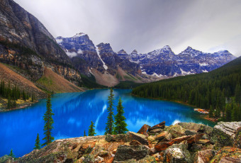 Картинка природа реки озера лес горы canada alberta banff national park moraine lake деревья камни скалы
