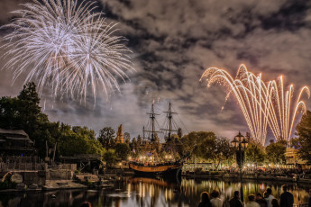 Картинка города диснейленд фейерверк парусник река парк