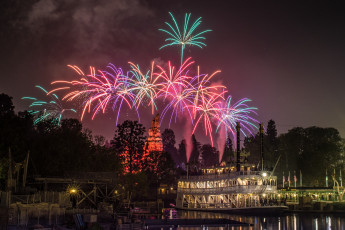 Картинка города диснейленд замок парк фейерверк ночь