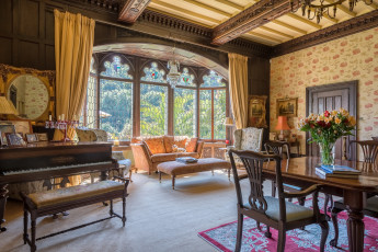 Картинка интерьер гостиная классика дерево стол диван букет стулья фортепиано окна дизайн мебель