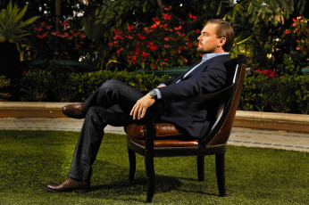 Картинка мужчины leonardo+dicaprio леонардо дикаприо leonardo dicaprio актер сидит в кресле сад газон фотосессия газета los angeles times la 2014 фотограф kirk mckoy