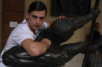 Картинка sean+opry мужчины взгляд скульптура футболка модель парень