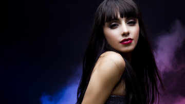 Картинка девушки -unsort+ лица +портреты брюнетка челка прищур улыбка плечо дым