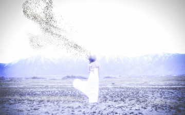 Картинка девушки -unsort+ креатив девушка платье горы свет поле рой