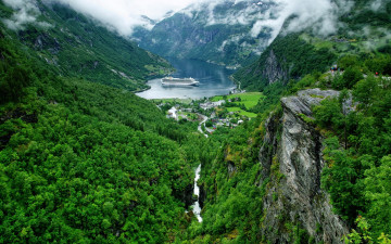 Картинка корабли лайнеры norway панорама лайнер деревня горы geirangerfjord фьорд geiranger норвегия гейрангер-фьорд гейрангер