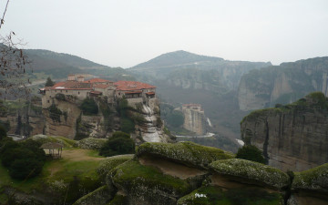 Картинка природа горы дома обрывы скалы мох здания