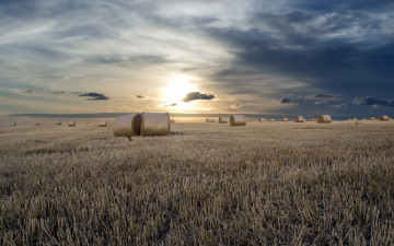 Картинка природа восходы закаты сено закат поле лето