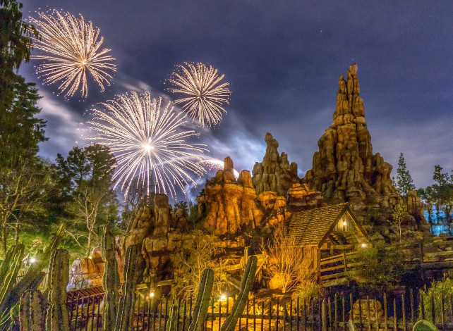 Обои картинки фото города, диснейленд, фейерверк, парк, ночь