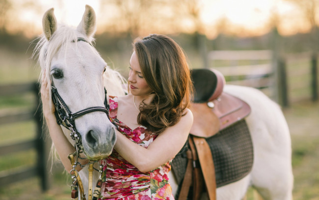 Обои картинки фото девушки, -unsort , брюнетки,  шатенки, настроение, конь, девушка