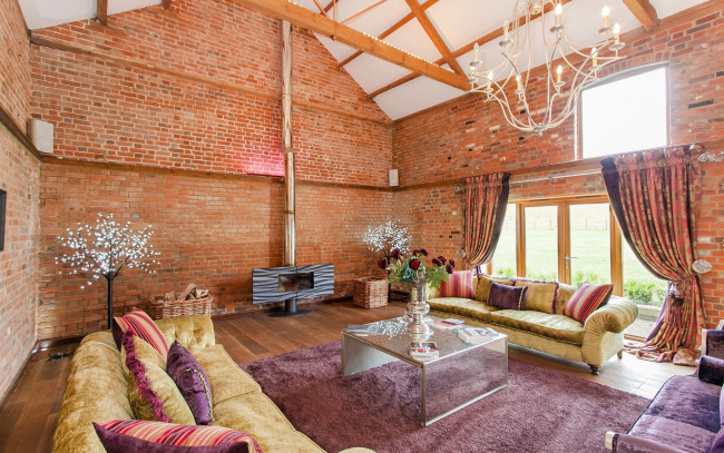 Обои картинки фото интерьер, гостиная, диваны, декор, столик, камин, ковер, цветы, кладка, кирпич, оригинальный, дом, дизайн, лампа