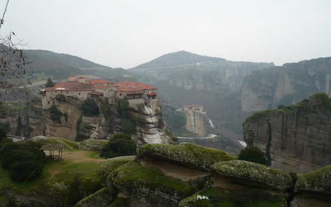 Обои картинки фото природа, горы, дома, обрывы, скалы, мох, здания