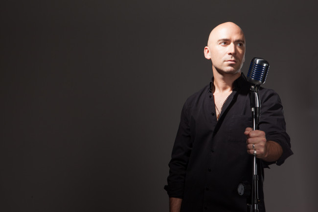 Обои картинки фото ed kowalczyk, музыка, эд, ковальчук, микрофон, рубашка, лысый