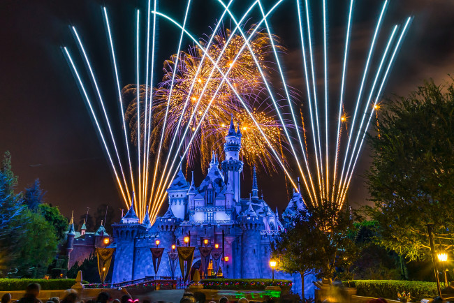 Обои картинки фото города, диснейленд, фейерверк, замок, ночь, парк