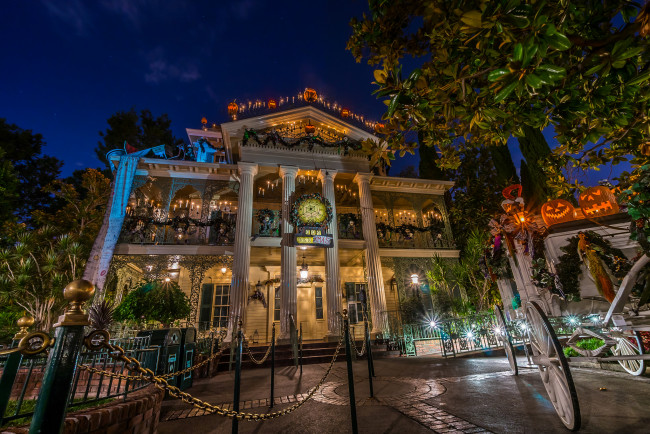 Обои картинки фото haunted mansion,  holiday edition, города, диснейленд, огни, здания, парк, ночь