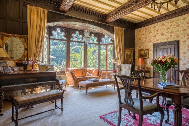 Обои картинки фото интерьер, гостиная, классика, дерево, стол, диван, букет, стулья, фортепиано, окна, дизайн, мебель