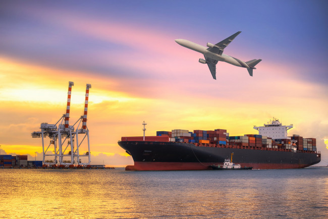 Обои картинки фото корабли, разные вместе, порт, буксиир, авиалайнер, контейнеровоз, гавань