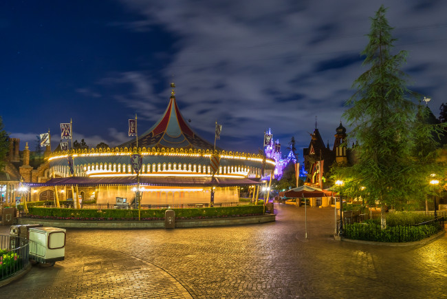 Обои картинки фото last spin around the kingdom, города, диснейленд, огни, здания, парк, ночь