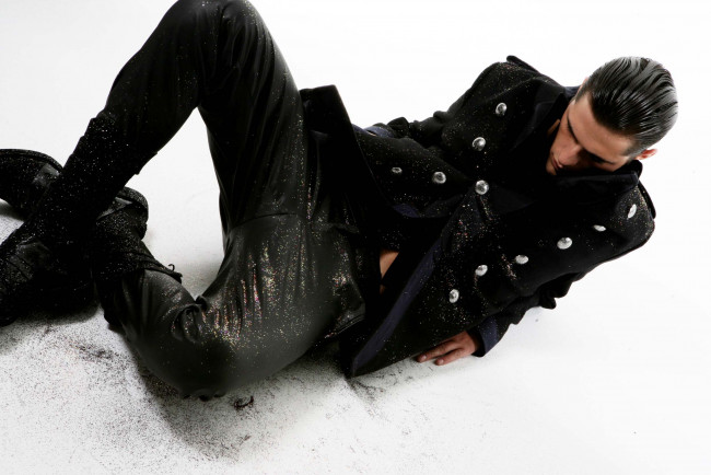 Обои картинки фото sean opry, мужчины, модель, пальто, брюки, парень, блестки