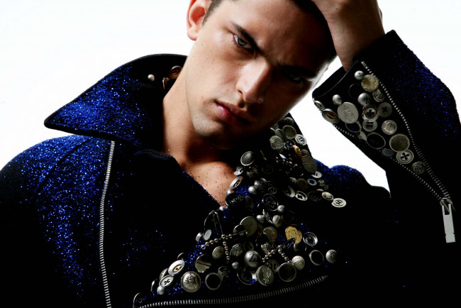 Обои картинки фото sean opry, мужчины, парень, модель, взгляд, куртка, воротник, блестки, пуговицы